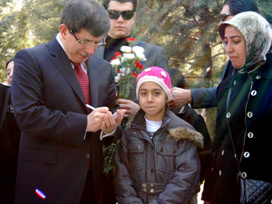 Davutoğlu 'şehit kızı'nı unutmadı