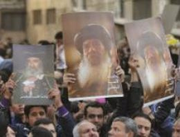 Kıpti Patriği Baba 3.Şenuda toprağa veriliyor