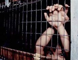 Cezaevinde ziyaretçiye çırılçıplak işkence