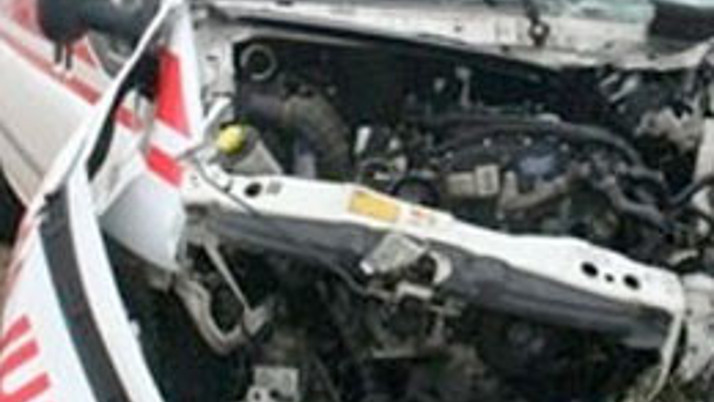 Ambulansın içinde yanarak can verdiler