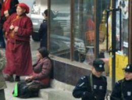 Tibetli bir genç de kendini yaktı