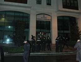 Ak Parti binası önünde hareketli saatler Ak Parti binası önünde hareketli saatler