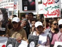 Fas'ta 'tecavüzcüyle evlilik' yasası protesto edildi