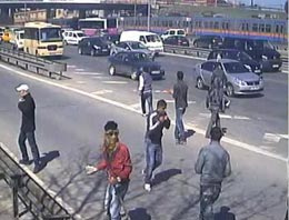 Yenişafak'ın binasına taşlı saldırı!